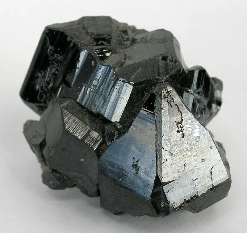 Оловянная руда enshrouded. Касситерит минерал. Минерал олова касситерит. Касситерит оловянный камень. Оловянная руда минералы.