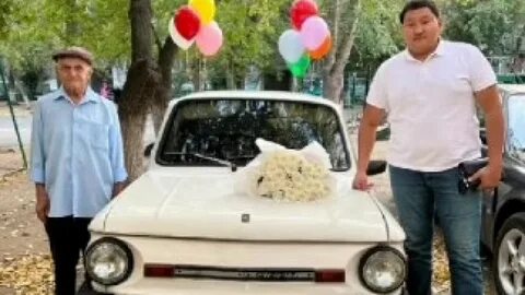 Дедушке подарили машину