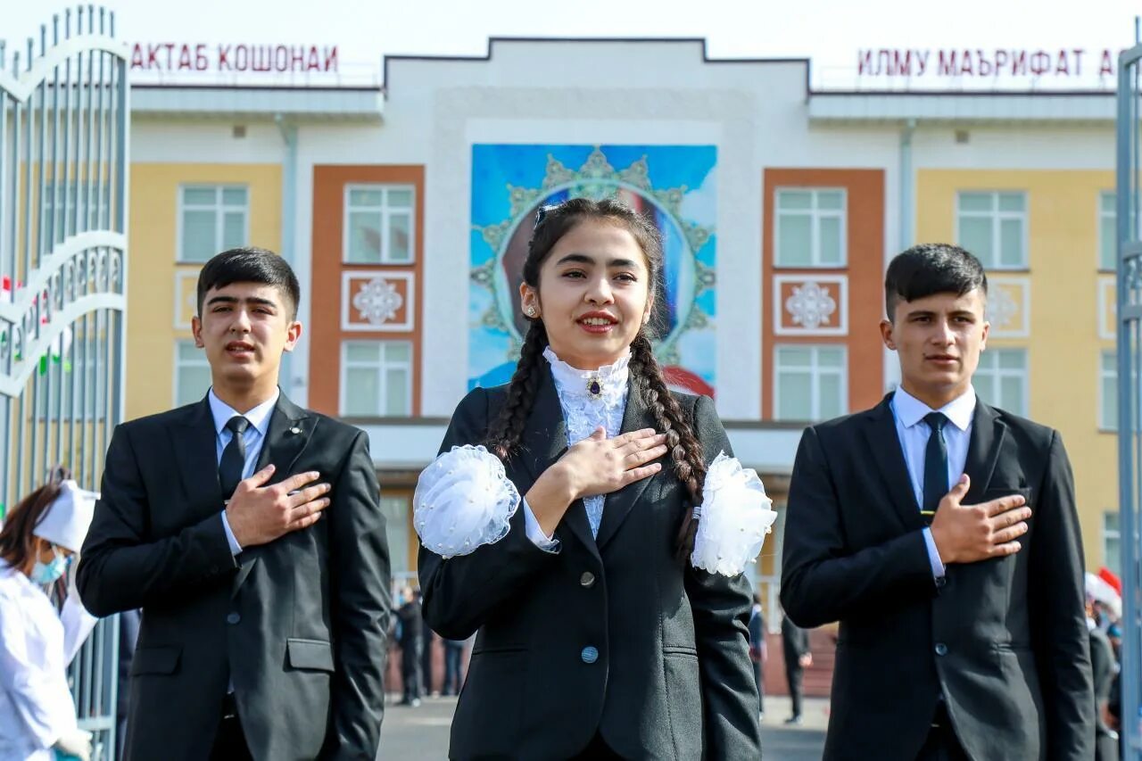 Махалла бинолари. Школа Абдулла Арипов Карши. Школа в Таджикистане. Школьники Узбекистана.