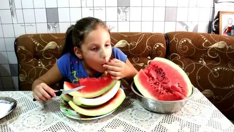 Ест арбуз видео