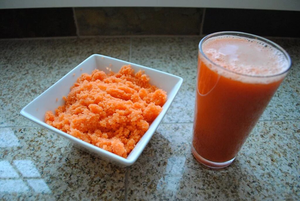 Можно ли сделать сок. Морковный сок. Домашний морковный сок. Сок из моркови без соковыжималки. Сок из моркови в домашних.