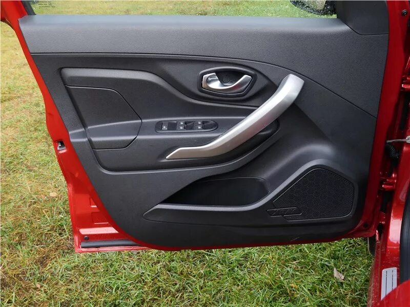 дверь xray. дверь xray. задняя дверь xray. подиумы xray автозвук. обшитый салон xray.