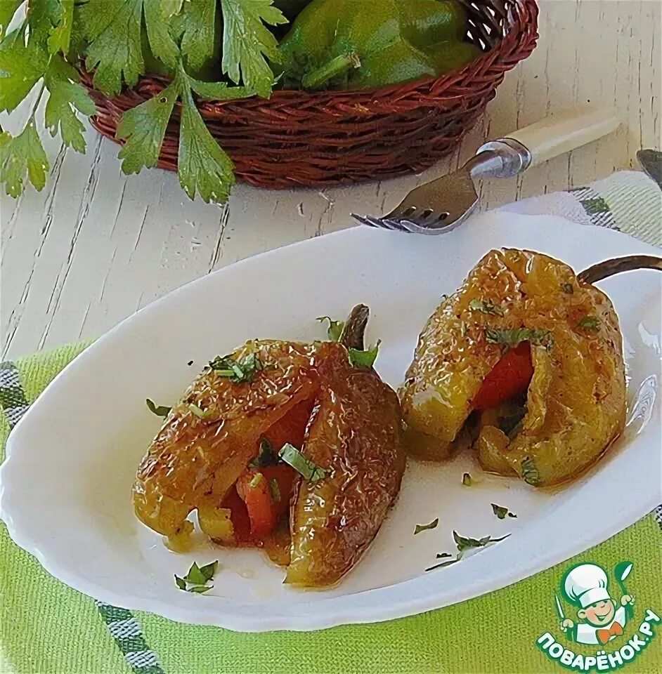 Перец с чесноком на сковороде целиком. Перец болгарский жареный с чесноком. Жареный перец на сковороде. Голубцы из болгарского перца. Болгарский перец жареный с помидорами.