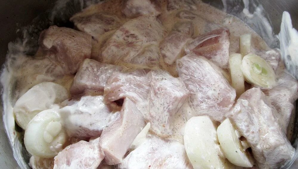 Как замариновать шашлык из свинины в кефире. Маринад для мяса. мясо в кефирном маринаде. маринованное мясо для шашлыка. шашлык в кефирном маринаде.