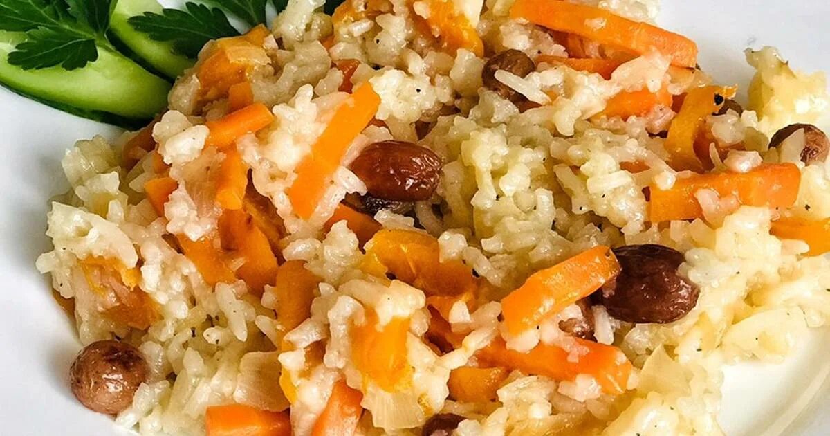 Плов из сухофруктов с рисом. Плов рис с изюмом. плов с сухофруктами изюм курага. рис с изюмом и курагой. сладкий плов с изюмом.