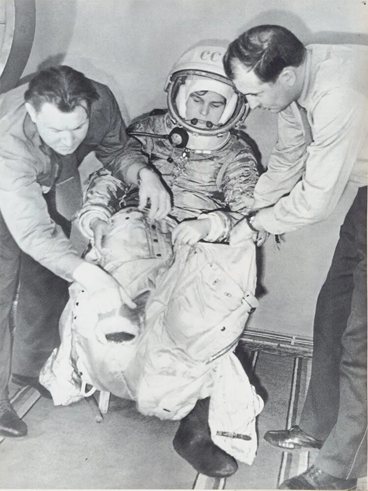 Первые космонавты после гагарина. Терешкова первый полет в космос.