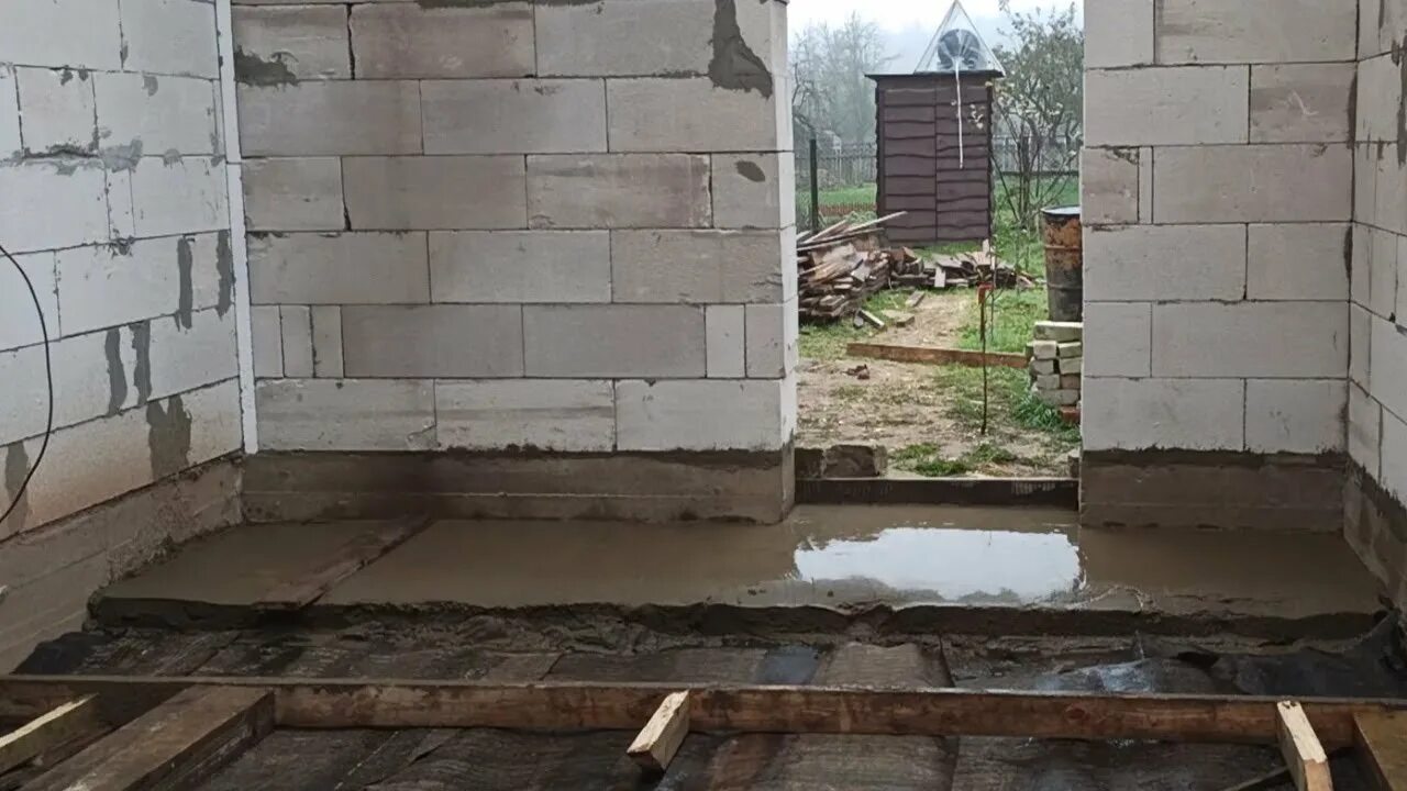 Как залить черновой пол в частном доме. Черновая стяжка пола в гараже. черновой пол в газобетонном доме. маяки для чернового пола по грунту. теплый пол в гараже по грунту без черновой стяжки.