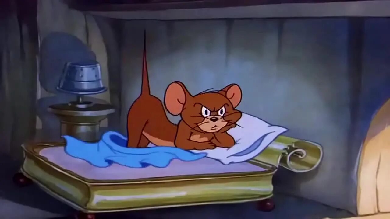 Sleeping tom. Мышонок Джерри недовольный. Мышонок Джерри в кровати. Джерри мышонок голова. Спящий Джерри.