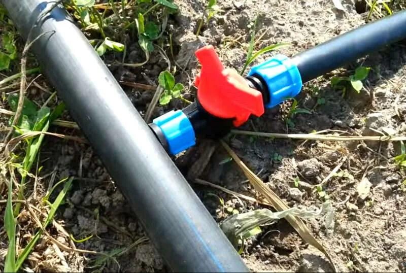 Пластиковые трубы для полива на даче. Монтаж пнд труб для полива. Система пнд труб. Дачный водопровод двк-25. Капельный полив из 25 пнд трубы.