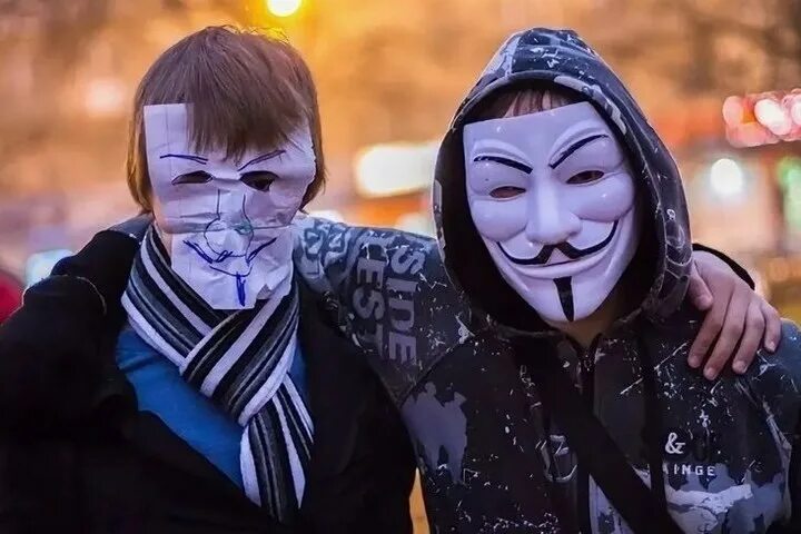 2 гайфокса. Брайан макс в маске анонимуса. Хакер анонимус. Два анонимуса. Человек в маске.