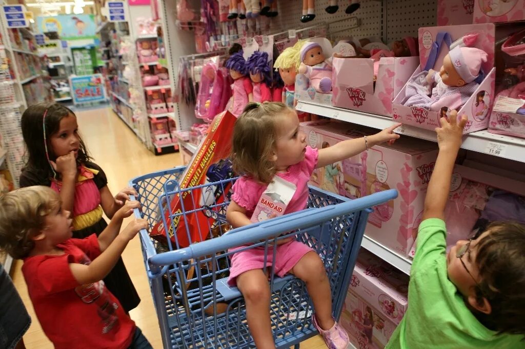 Можно вернуть игрушку в магазин. Детский магазин игрушек. Ребенок в магазине. Товары для детей. Дети в детском магазине.