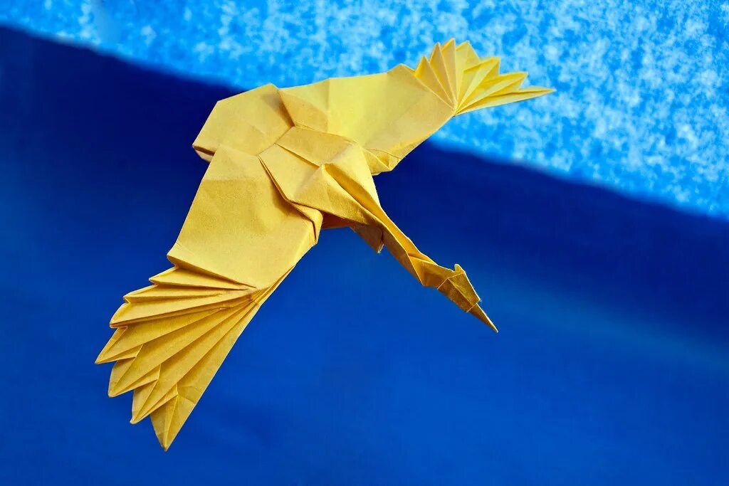 Бумажный журавль. Оригами птица Журавлик. Журавль Цуру оригами. Оригами летающий Журавлик. Японские птицы оригами.