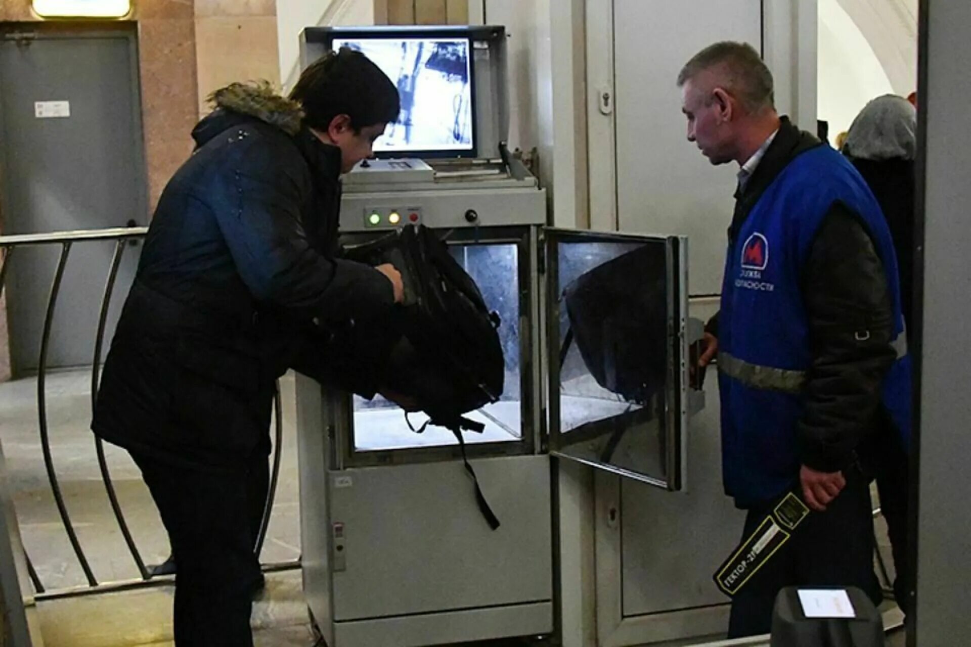 Досмотр на проходных. Служба безопасности московского метрополитена. служба безопасности метрополитена выхино. инспектор досмотровой зоны московского метрополитена. досмотровая зона метрополитена.
