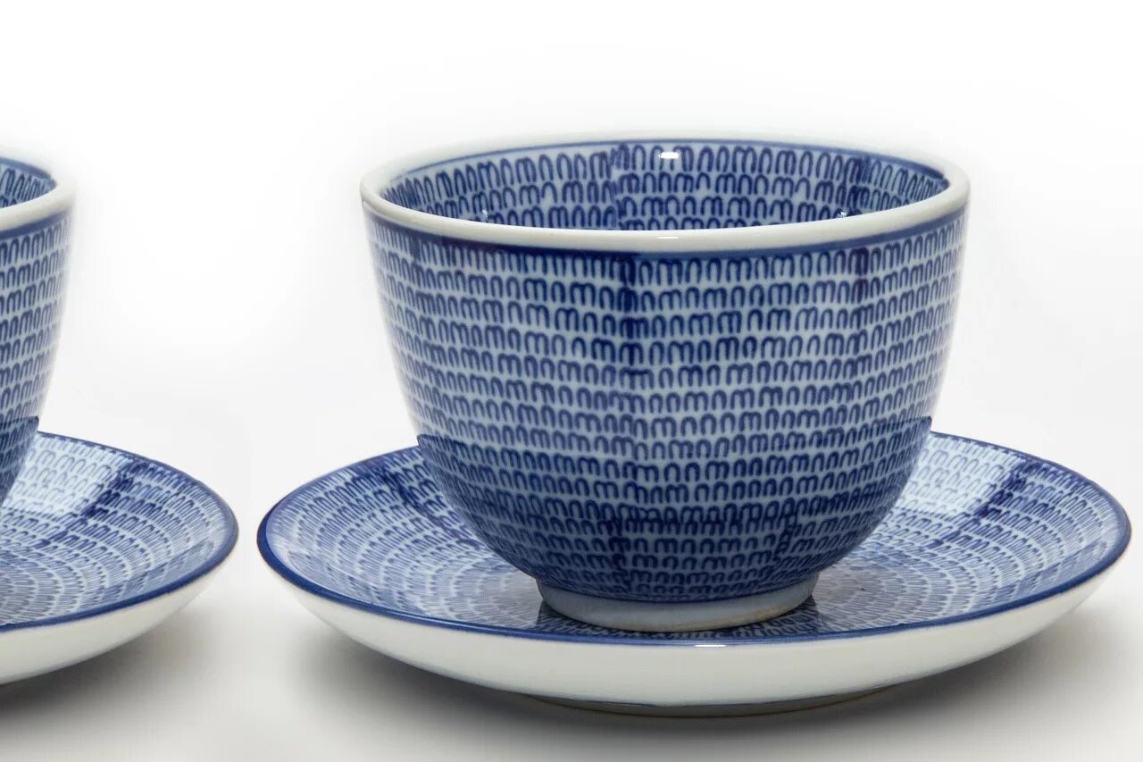 Чашка с блюдцем керамика. Японский фарфор синий. Японские чайные чашки. Голубая чашка фарфор.