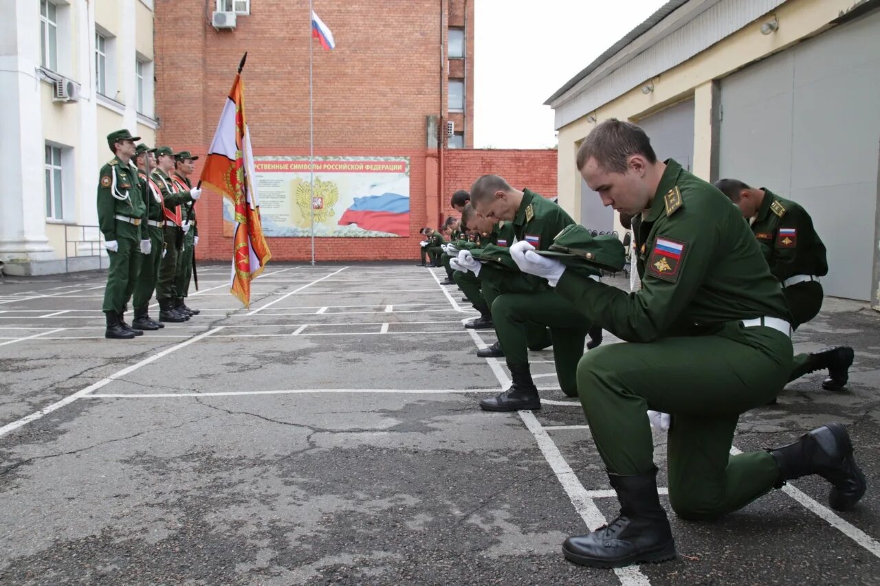 Военные уволенные в запас. ВУЦ ИГУ Иркутск. Военный учебный центр ИГУ. Военный учебный центр ИГУ Иркутск. Прощание со знаменем воинской части.