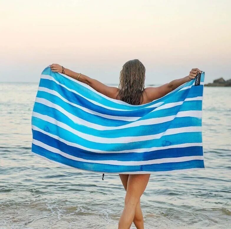 Полотенце для пляжа. Пляжное полотенце. Пляж с красивыми полотенцами. Полотенце на море. Красивые пляжные полотенца.
