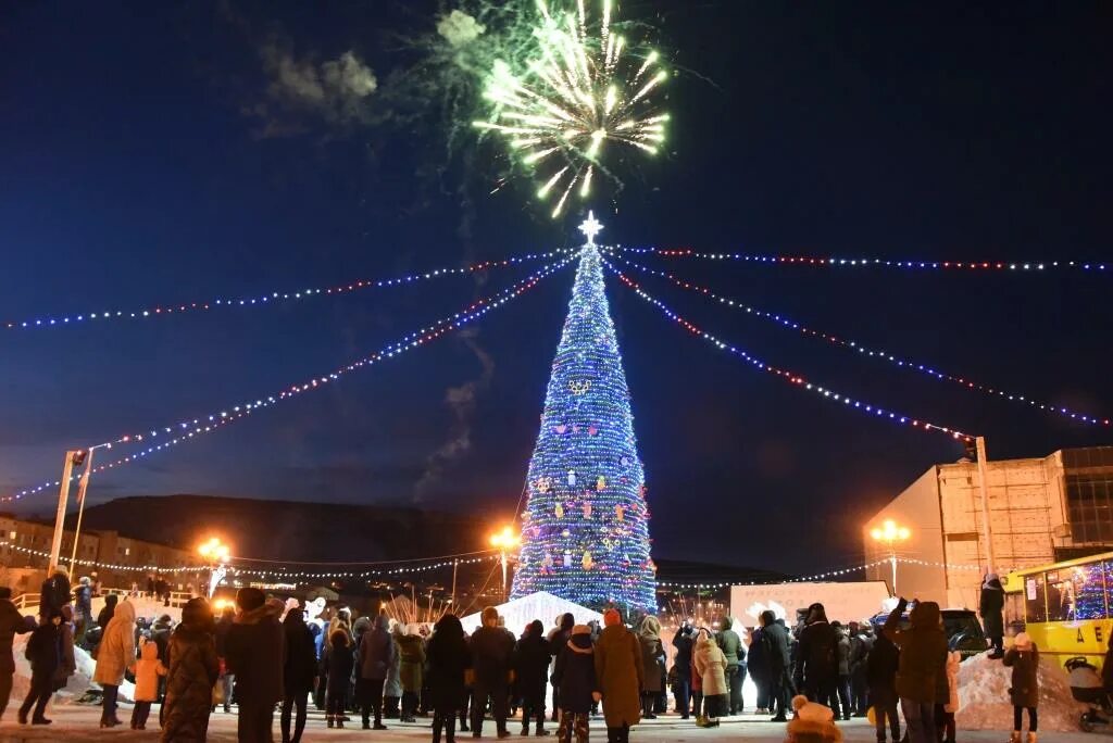 Во сколько в магадане новый год. Новогодний магадан. магадан новый год. магадан новый год 2025. магадан новогодняя елка 2007.