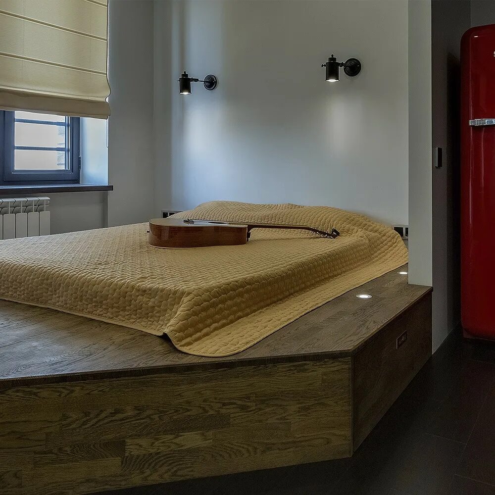 Дизайн комнаты 12 м2 с подиумом. Кровать со ступеньками на подиуме. Кровать подиум икеа. Подиум под кровать. Диван подиум.