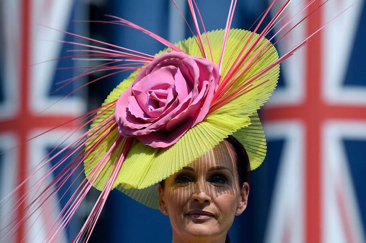 Royal Ascot шляпки. Королевские скачки Royal Ascot. Скачки в Аскоте 2023. Шляпки аскот 2023. Шоу шляпа