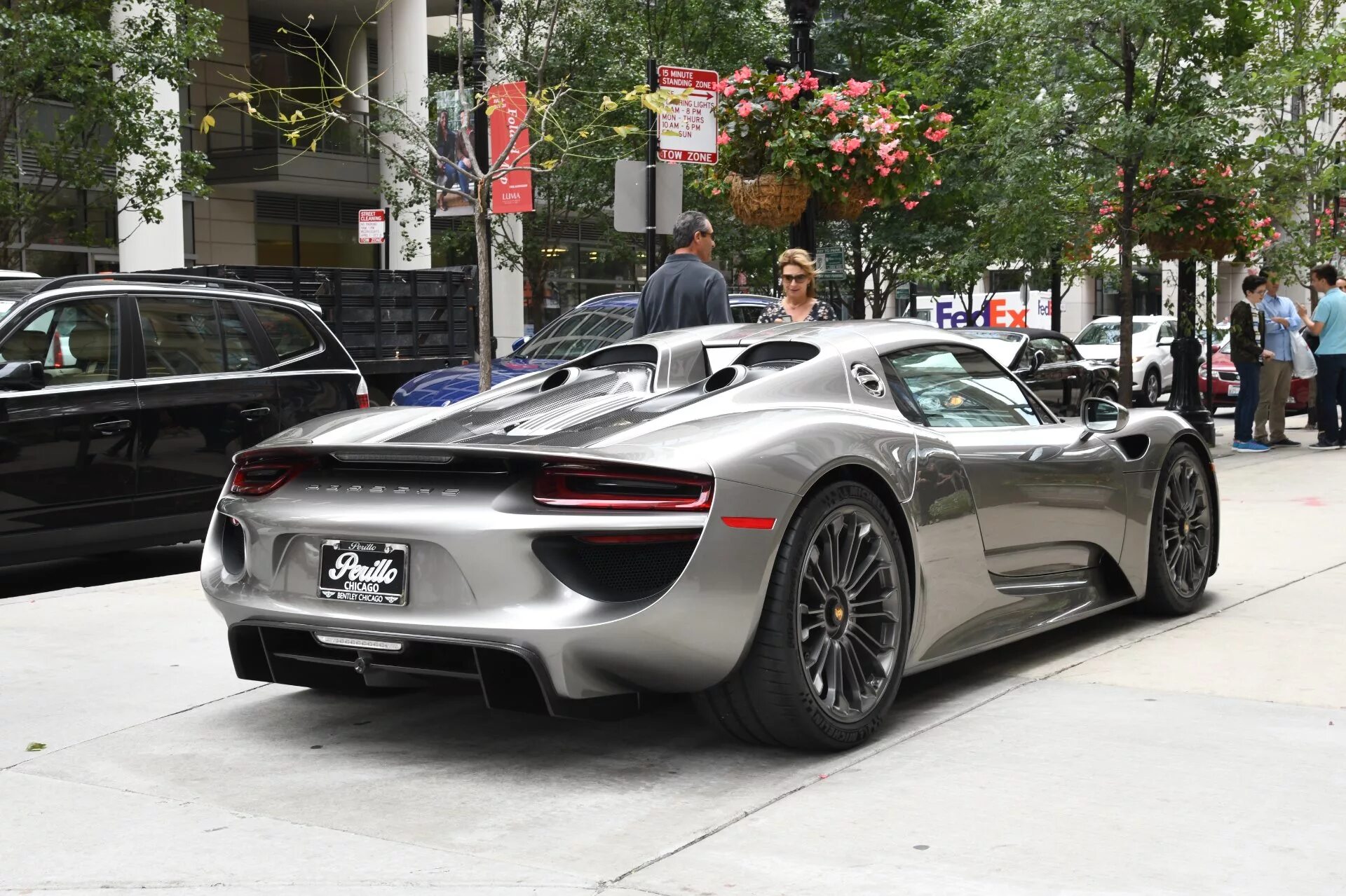 Porsche 918 цены. Порше 918 Спайдер. Porsche 918 Spyder серый. Porsche Spyder 918 Price. Porsche 918 Spyder золотой.