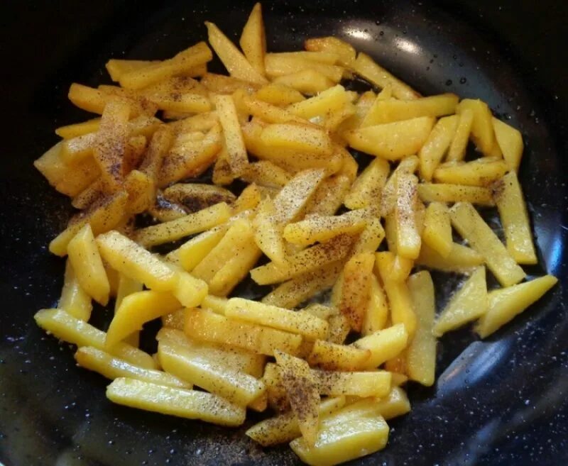 Жареная картошка. Картофель на сковороде. Жареная картошка на сковородке. Картофель жареный брусочками. Жареная картошка была щедро посыпана пряными