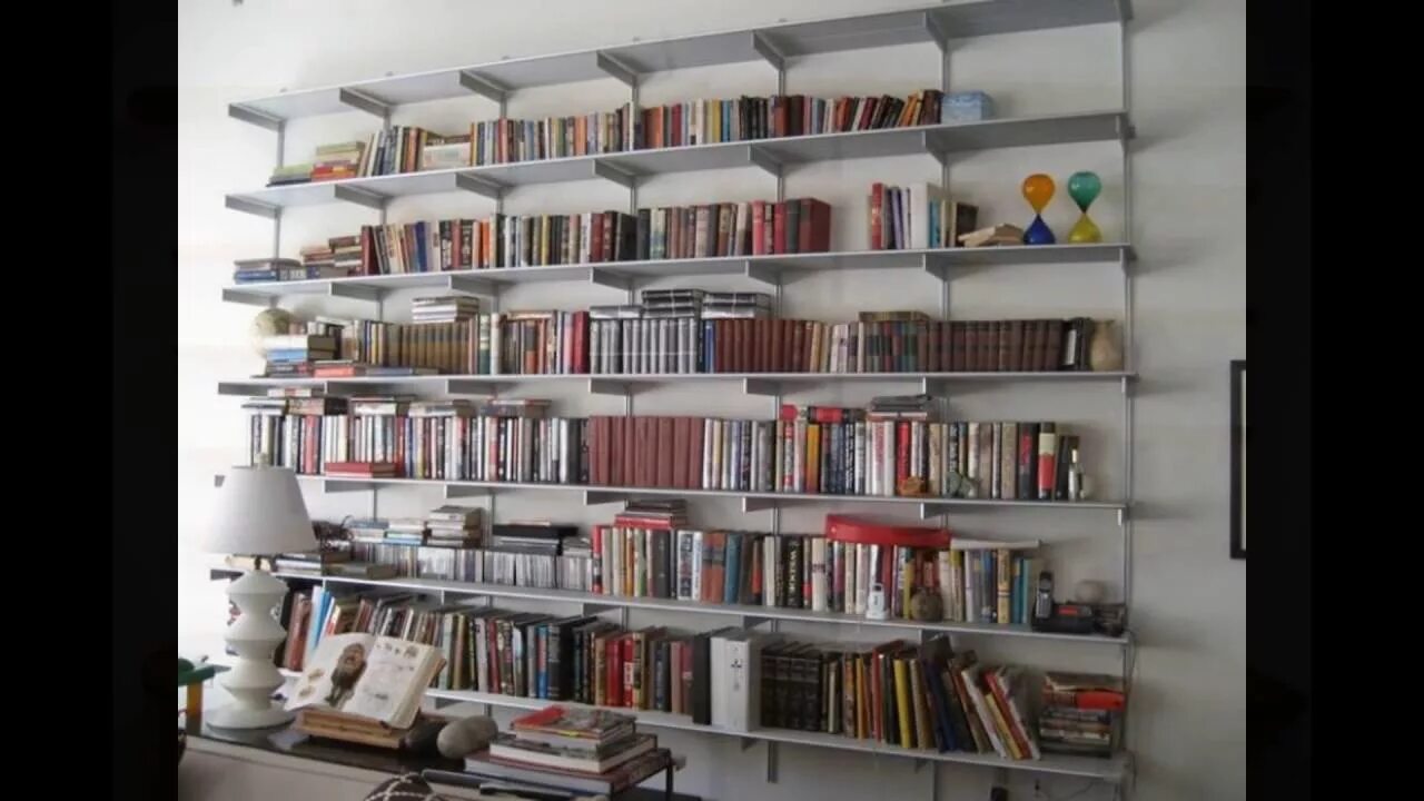 Полки. Книжные шкафы под потолок. Книжный стеллаж во всю стену. Стеллаж книжный. Интересные полки.