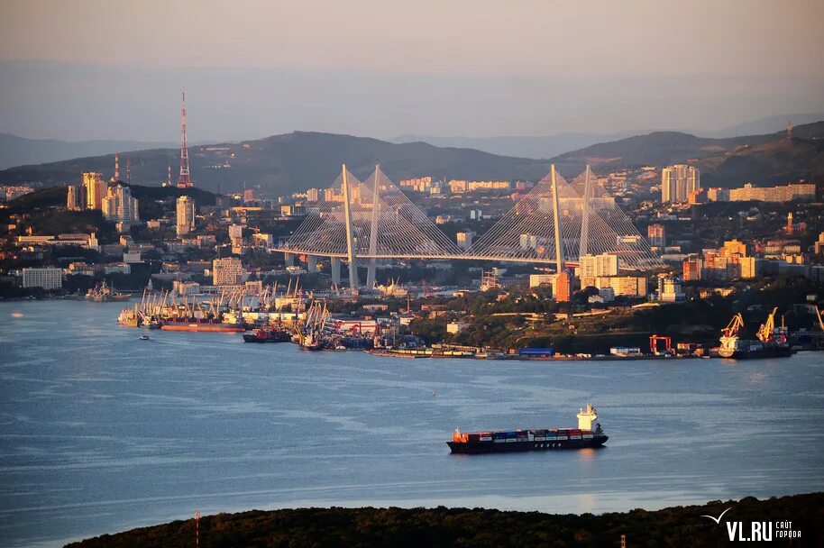 Владивосток на 4 дня. Морской порт Владивосток Владивосток достопримечательности. Город-порт Владивосток (1860). Владивосток сопки порт. Владивосток порт рассвет.