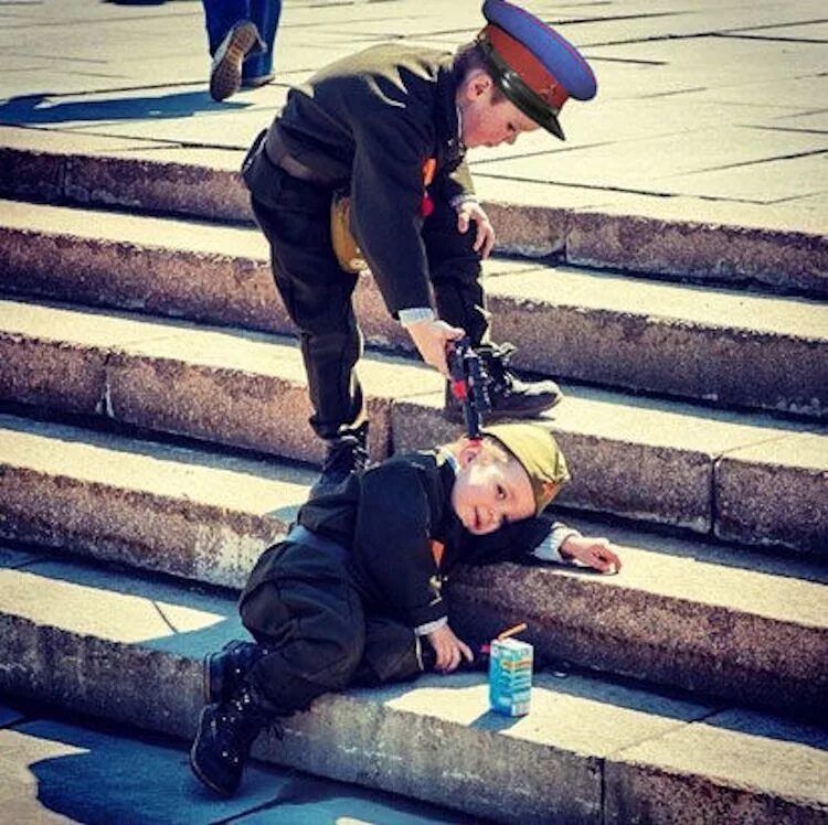 Мальчик на дне победы. Дети в форме НКВД. Ребёнок в форме НКВДШНИКА. Солдат с ребенком. Украинские дети в военной форме.