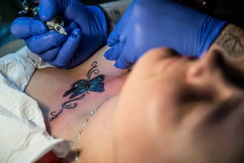 сделали татуировку жене