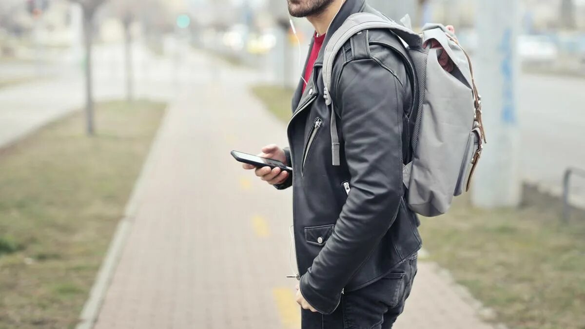 Ваша дочь. Молодой человек обратился назад. Полицейский прострелил ногу 13-летней девочке в москве. Роберт паттинсон сидит. Иван князев полицейский.