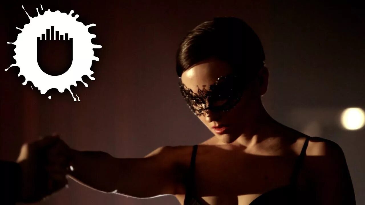 Рианна в клипе амбрелла. Black eyed peas клипы. Блэк энд еллоу. Black клип. Клип про черный.