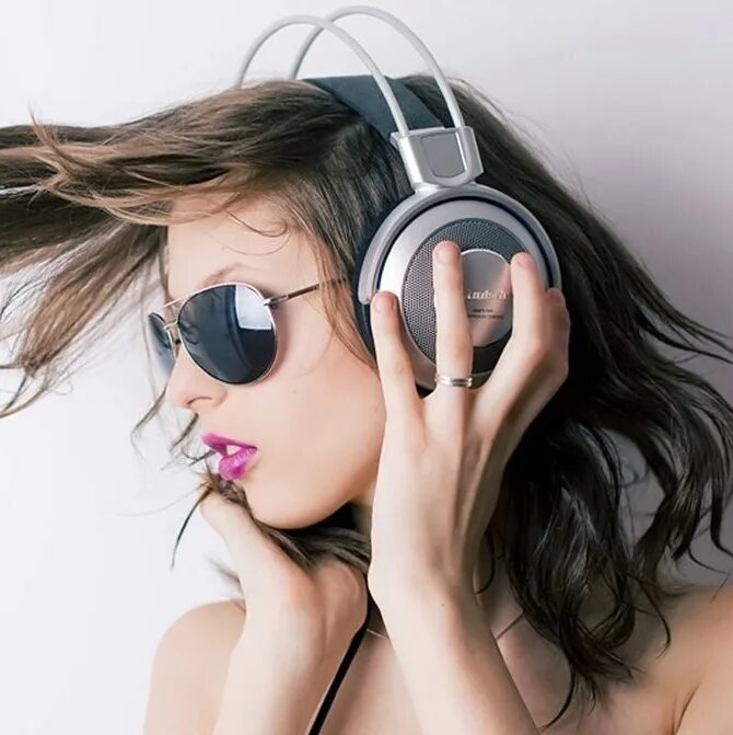 фотосессия для диджея. русские новинки. самые крутые новинки музыки. девушка диджей. новинки музыки обложка.