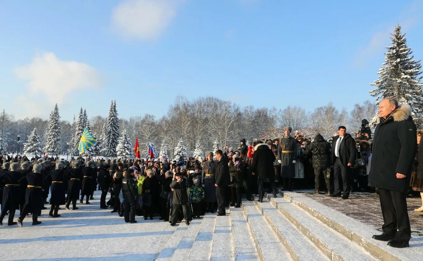 Приуроченной к годовщине. Пискарёвское мемориальное кладбище зимой снег.