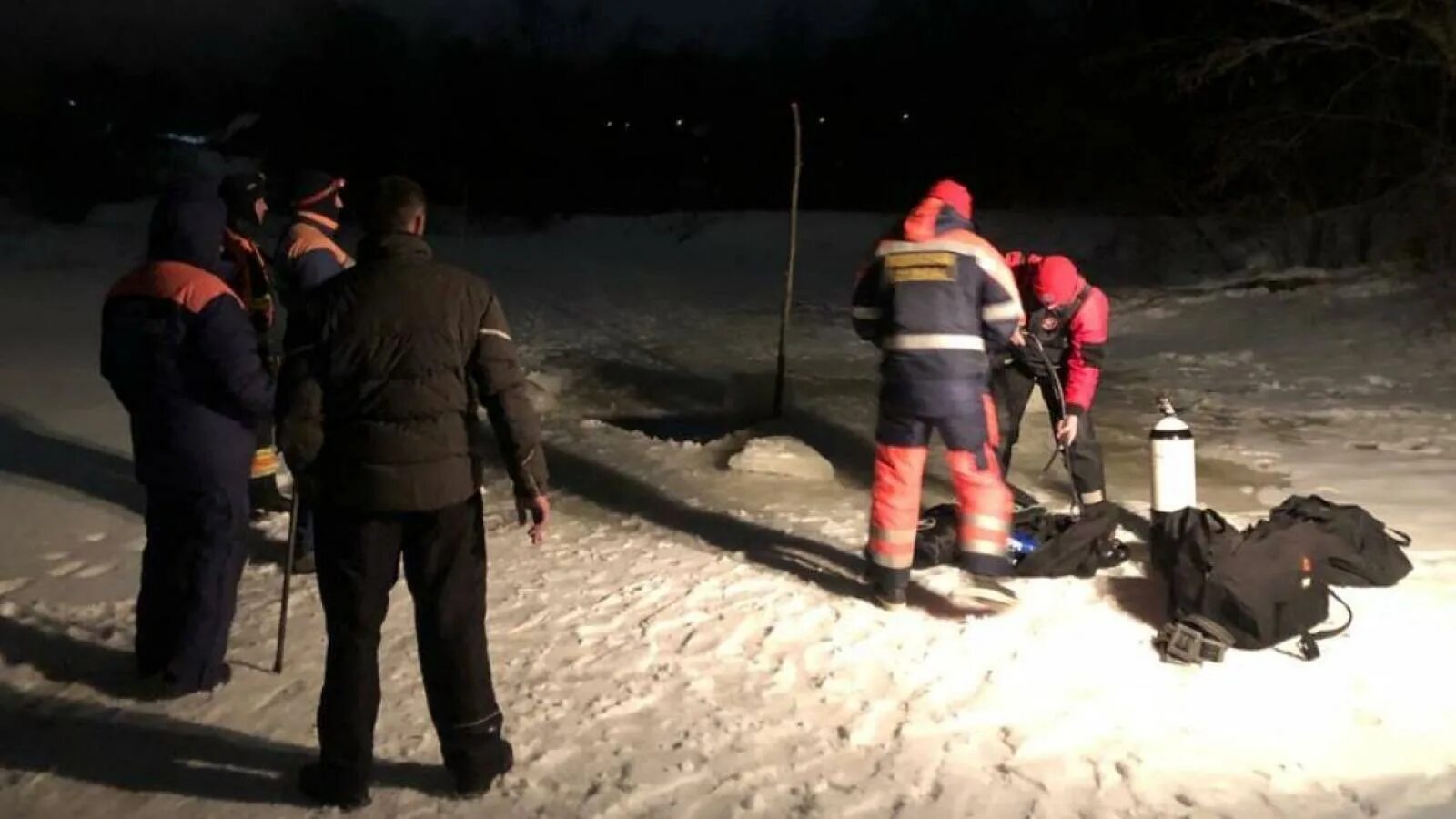 Женщина утонула в проруби на реке Оредеж. Гибель женщины в проруби в Ленинградской области. Тело женщины, утонувшей в проруби в Ленобласти. Женщина утонула в проруби 2022 тело. Утонула 19