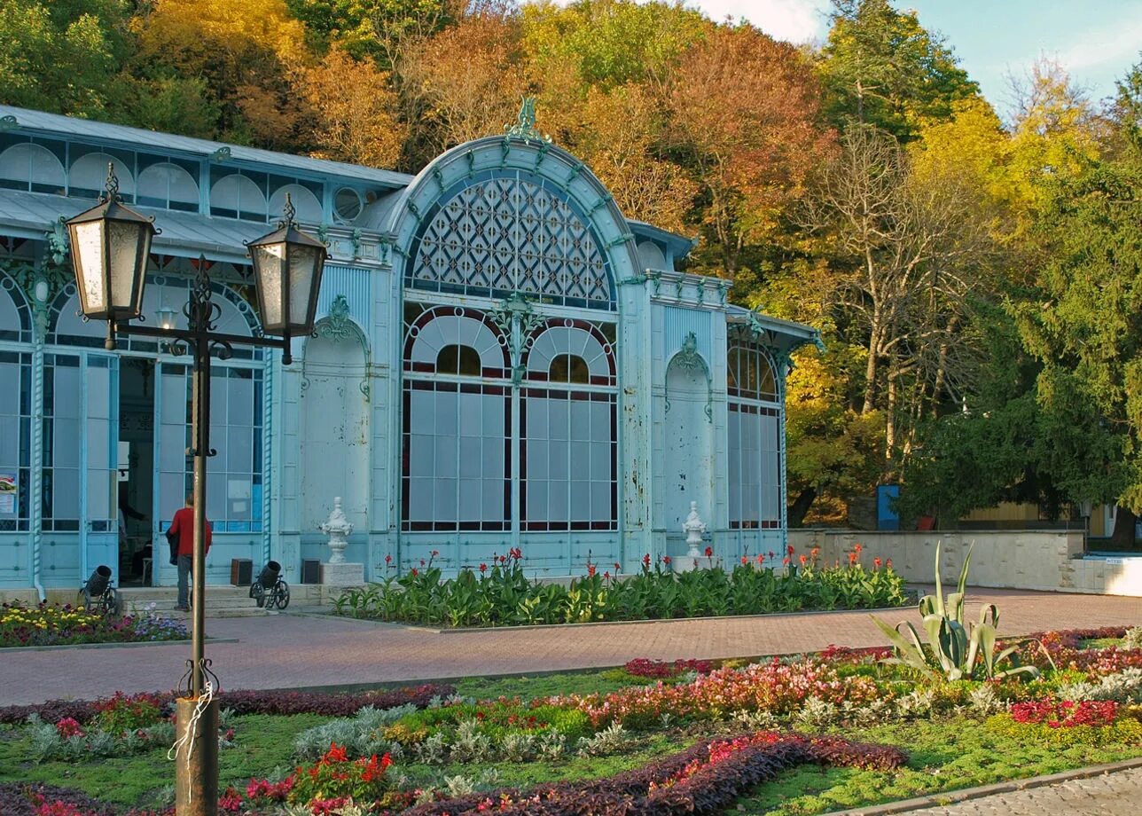 Железноводск экскурсии цены. Пушкинская галерея Железноводск. Железноводск Пушкинская галерея осенью. Пушкинская галерея Железноводск внутри. Железноводск маленькая Швейцария.