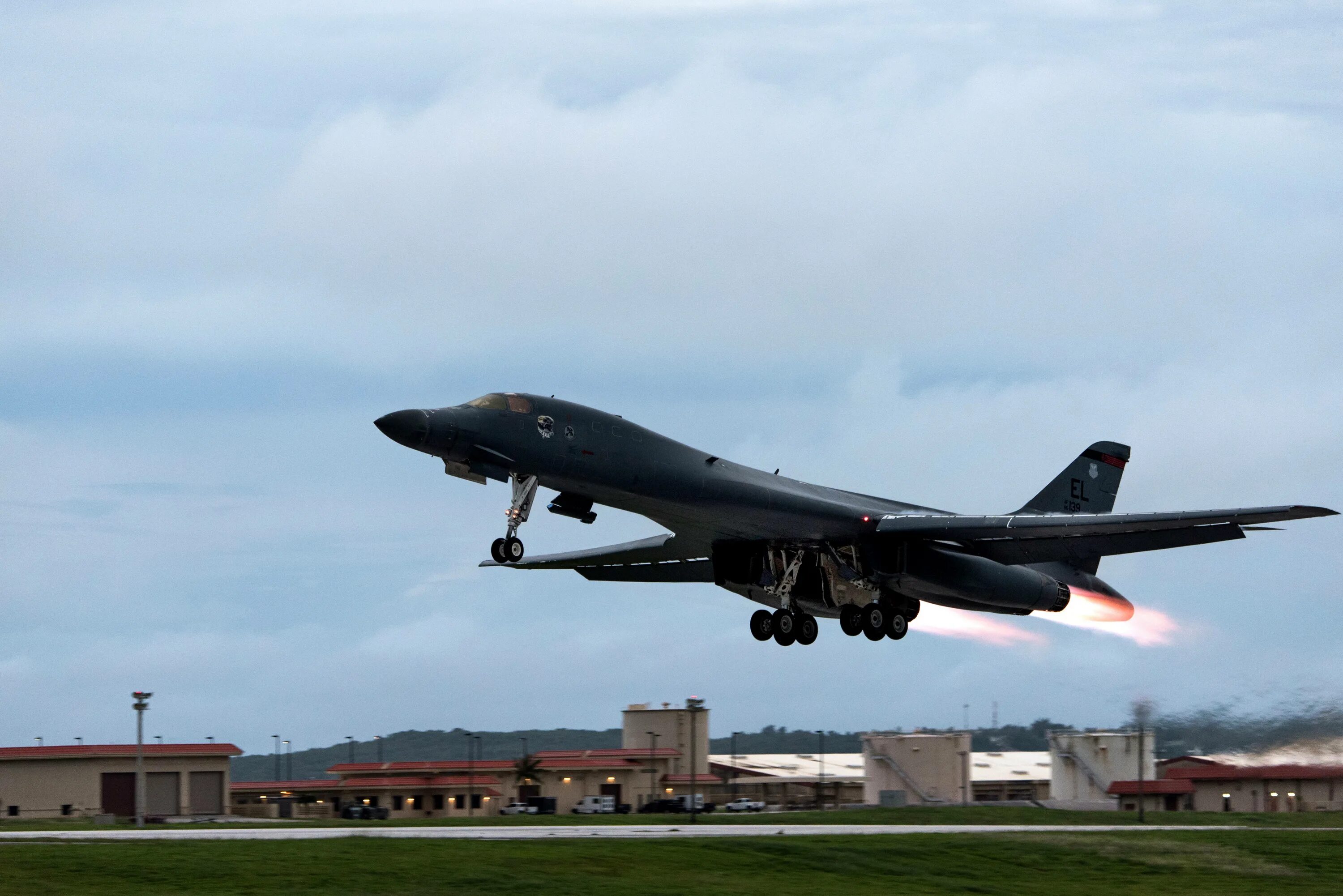 ВВС США B-1b Lancer. Бомбардировщики ВВС США B-1b. Rockwell b-1 Lancer ВВС США. B-1b Lancer бомбоотсек.