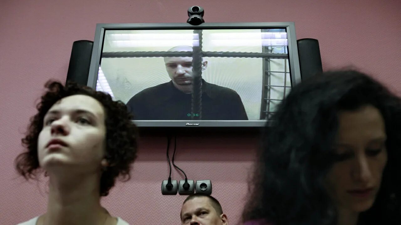 Каринэ тонаканян карина евсюкова. Каринэ тонаканян. Карина тонаканян стрелки. Группа стрелки карина евсюкова. Супруги евсюковы.