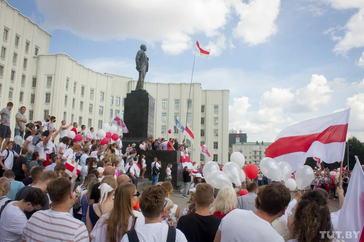 Протесты Могилев 2020. Могилев население. Беларусь белые цветы митинг. Население города Могилев Беларусь. Митинг августа