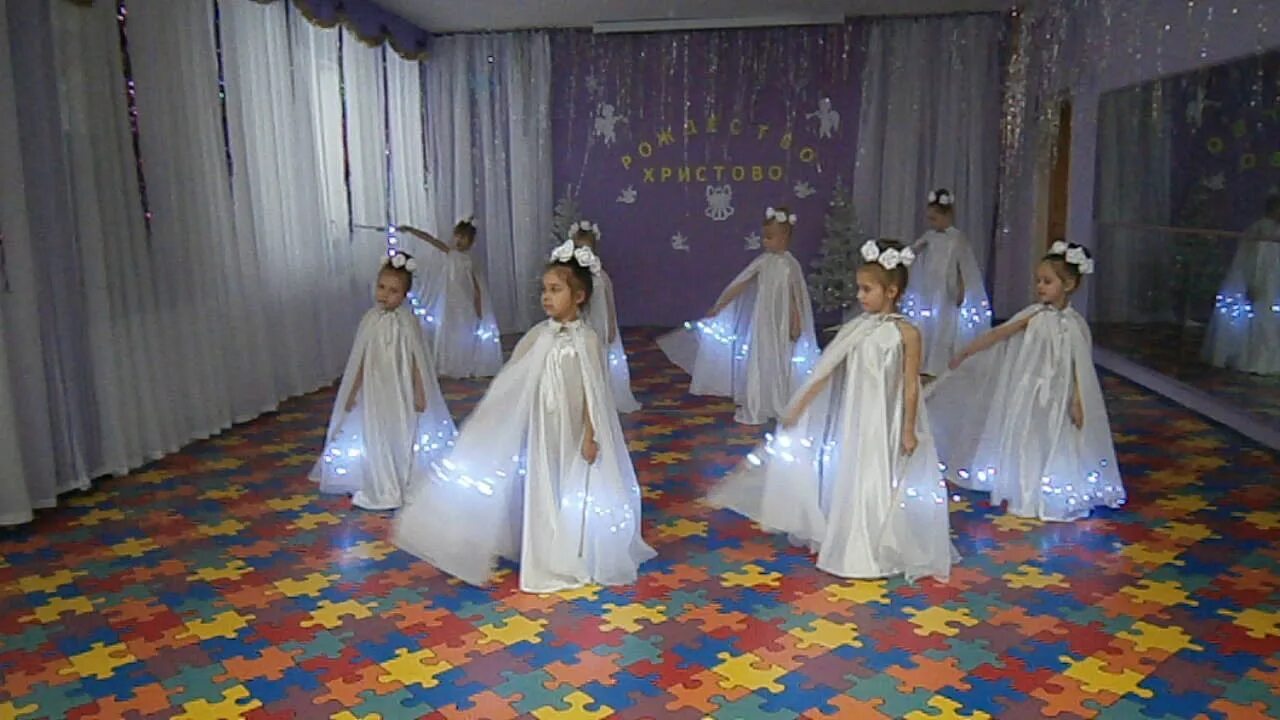 Танец ангелов в детском. Танец ангелов в детском саду. Танец ангелов дети. Костюм для танца ангелов.