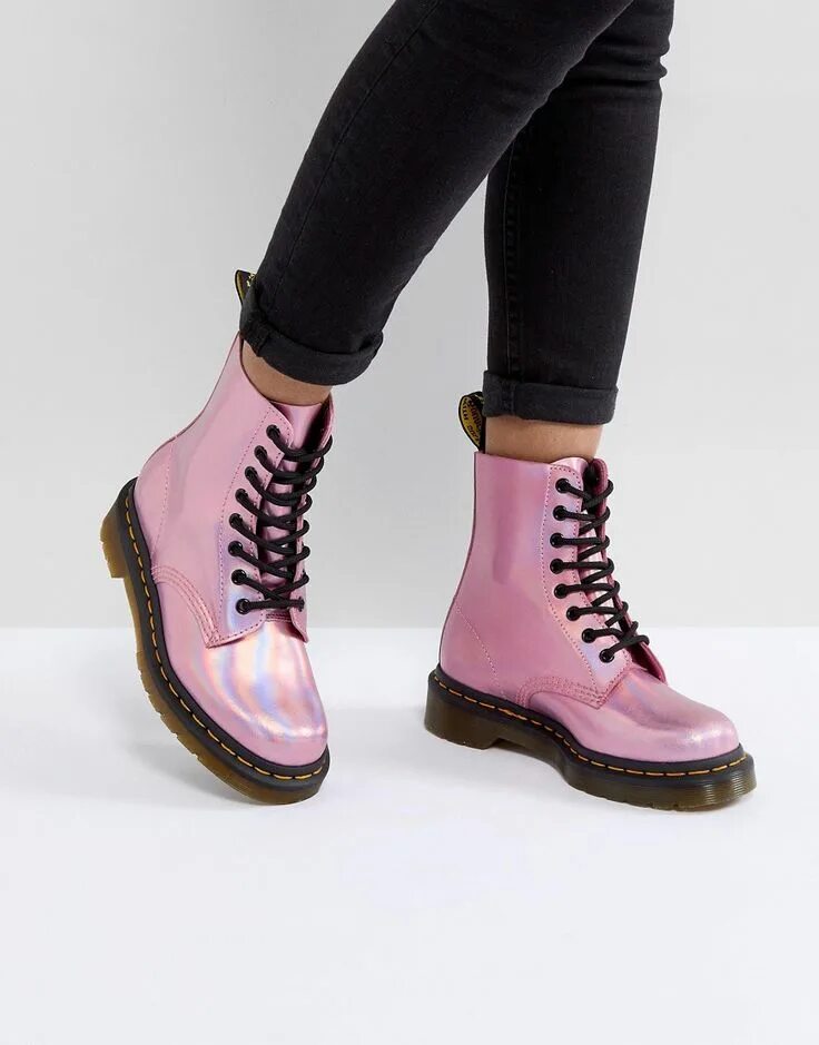 Мартинсы подошва. Доктор Мартинс розовые. Dr Martens ботинки. Ботинки Dr Martens розовые. Шнурки доктор Мартинс.