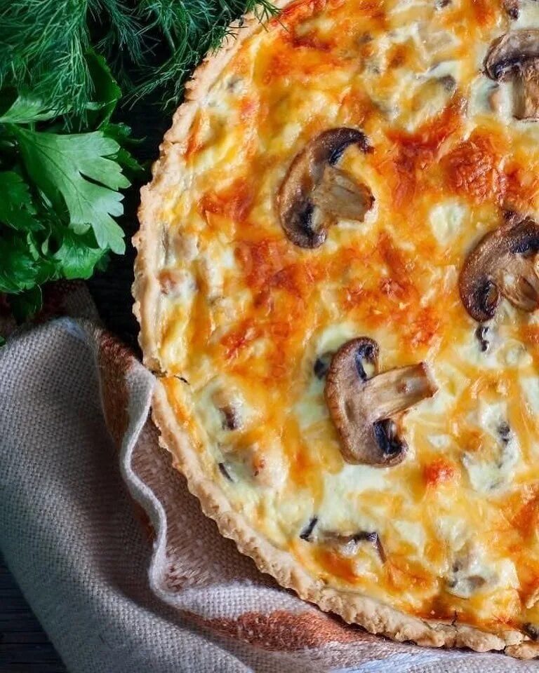 Пирог с грибами рецепт классический. Лоранский киш. киш &quot;лоранский с курицей&quot;. лоранский пирог с курицей и грибами. лоранский пирог классический.