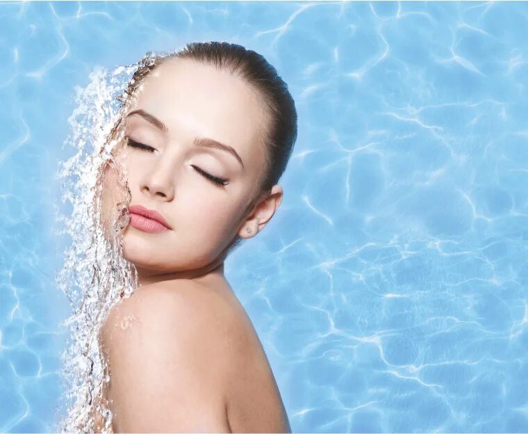 Распарить лицо. Девушка умывает лицо. Умывание лица. Влаги лица. Девушка с каплями на лице.