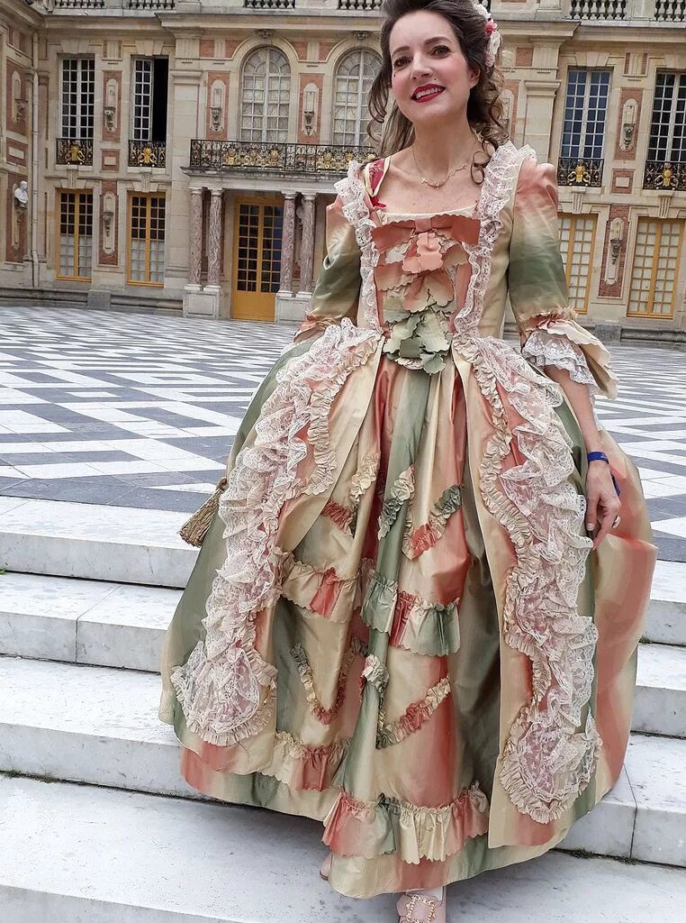 Платье версаль. Платье moda versal. платье рококо версаль. мода версаль п2298. платье 18 века в версале.