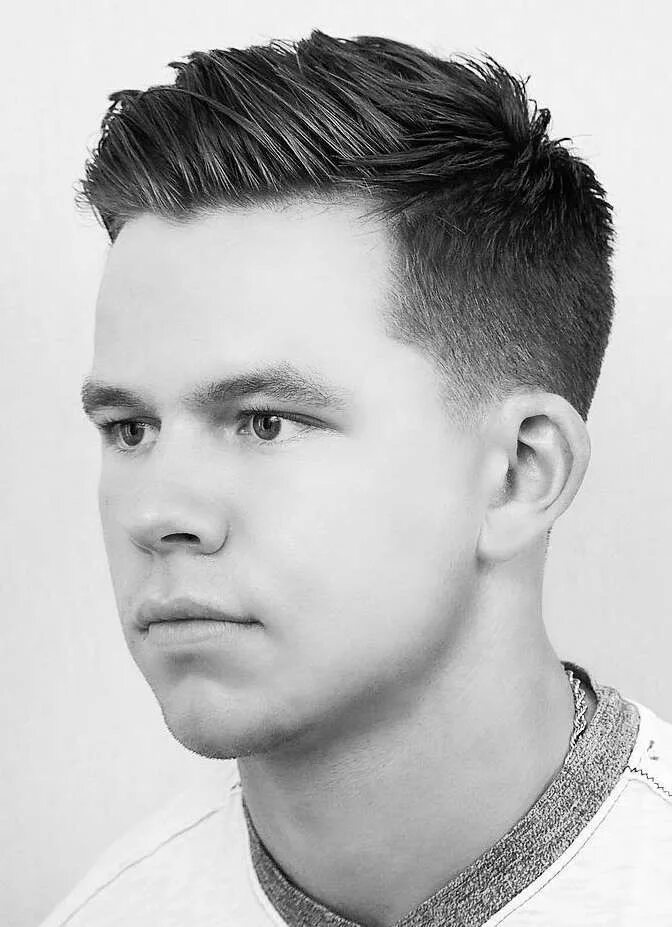 Полубокс с короткой челкой. Стрижка бокс и полубокс. Фейд канадка полубокс. Полубокс с короткой челкой. Фейд полубокс стрижка мужская.