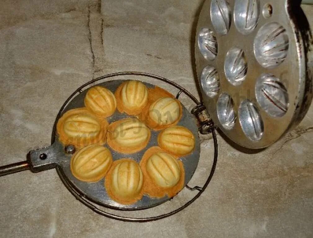 Орешки со сгущенкой на плите. Орешки с вареной сгущенкой. Орешки со сгущенкой на плите. Сковорода для орешков. Орешки со сгущенкой орешница.