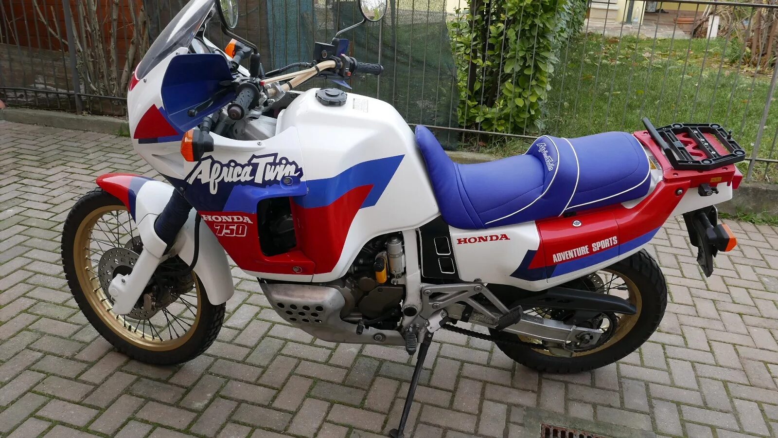 Хонда твин 750 купить. Хонда Африка Твин 750. Бак Honda Africa Twin 750. Honda Africa xrv750 1992. Honda Africa Twin 750 1992.