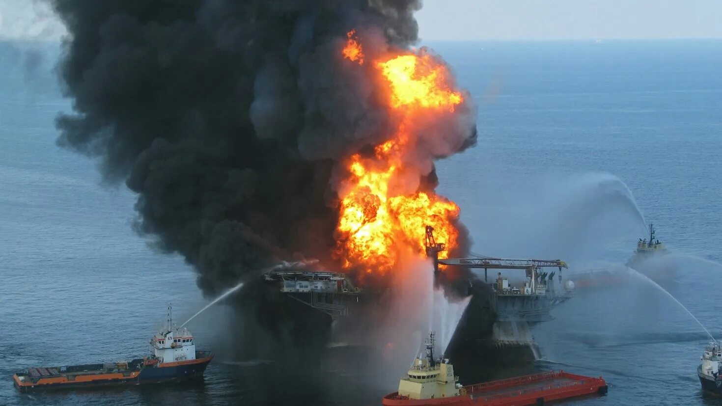 Катастрофа на нефтяной платформе. Катастрофа deepwater horizon в мексиканском заливе. взрыв нефтяной платформы deepwater horizon. взрыв на нефтяной платформе deepwater horizon (20 апреля 2010). катастрофу в мексиканском заливе, бритиш петролеум.