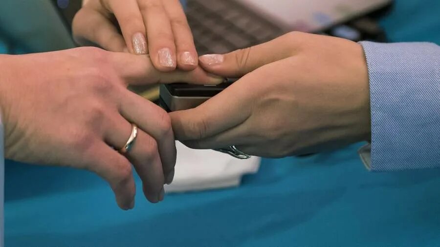 следы пальцев рук на двери. следы на месте преступления. руки криминалиста. отпечатки на экспертизе. экц доступный город.