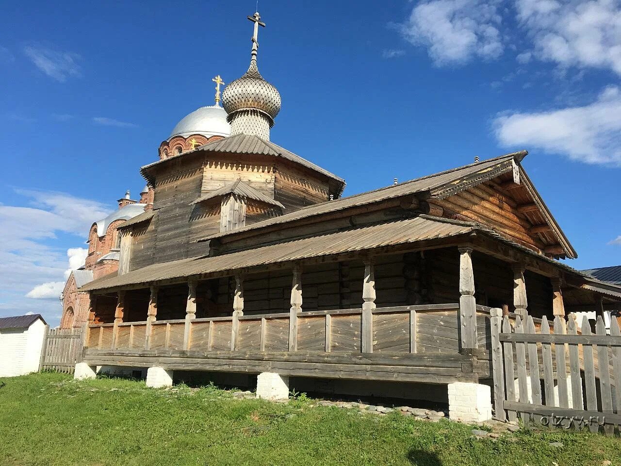 Свияжск церковь. Свияжск Церковь Ивана Грозного. Церковь Троицы Живоначальной Свияжск. Деревянная Троицкая Церковь Свияжск. Музей дерева Свияжск.