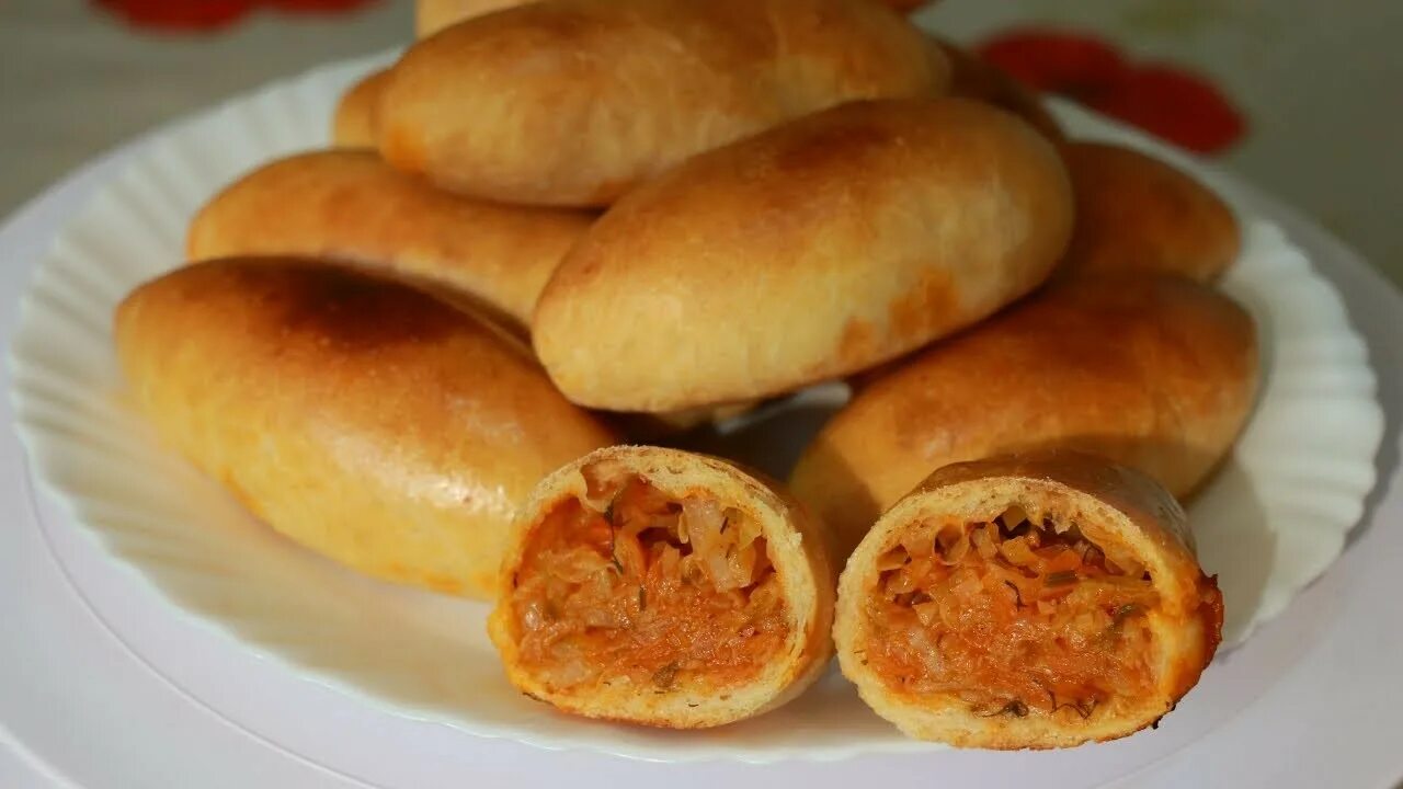 Пирожки с морковью в духовке. Печёные пирожки с капустой в духовке. пирожки с капустой из дрожжевого теста в духовке. пирожки с капустой в духовке на дрожжевом тесте. печёные пирожки с капустой в духовке из дрожжевого теста.